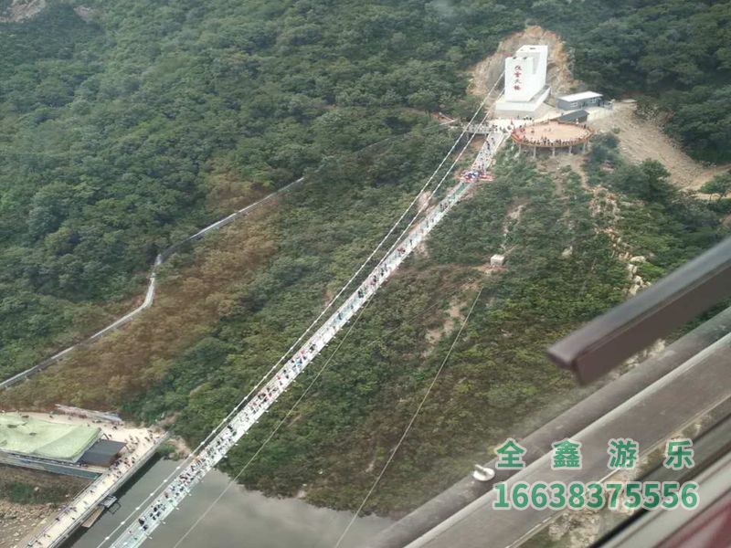 大熊山仙人谷景区玻璃吊桥